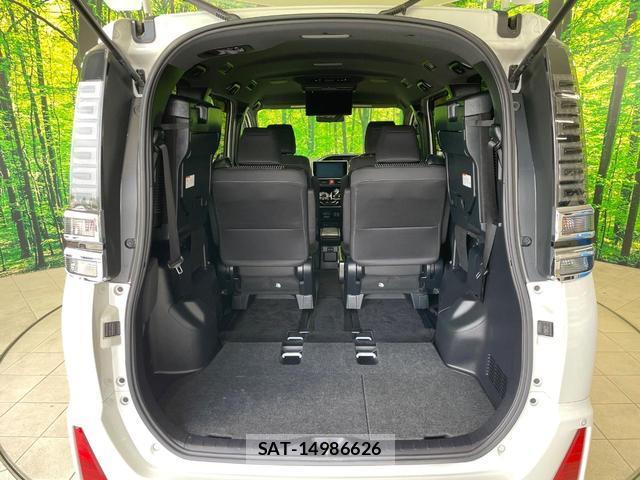 Toyota VOXY 2018-02 8329488-11