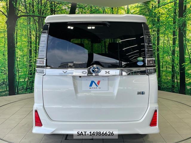 Toyota VOXY 2018-02 8329488-16