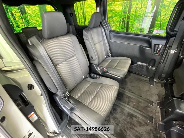 Toyota VOXY 2018-02 8329488-9