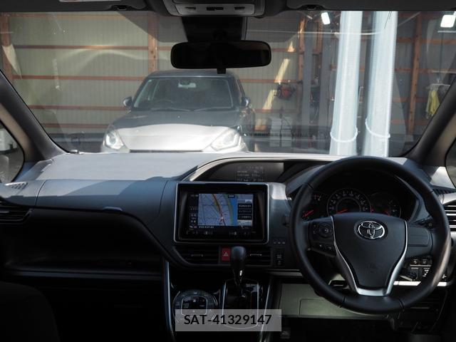 Toyota VOXY 2018-05 8329939-1