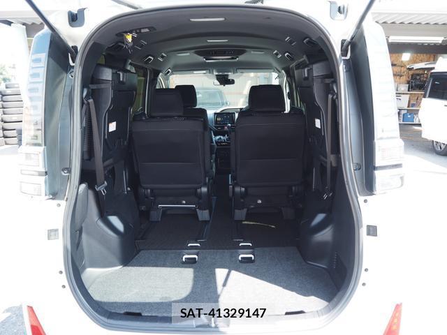 Toyota VOXY 2018-05 8329939-11