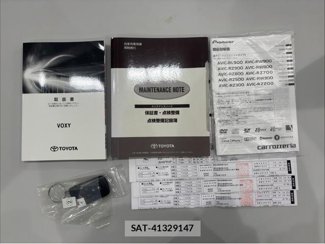 Toyota VOXY 2018-05 8329939-18