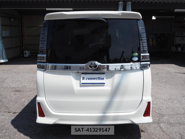 Toyota VOXY 2018-05 8329939-4