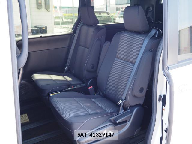 Toyota VOXY 2018-05 8329939-9