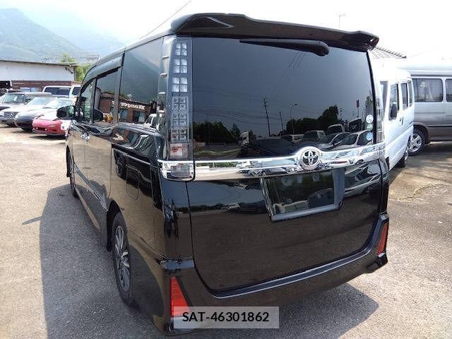 Toyota VOXY 2017-05 8330013-1