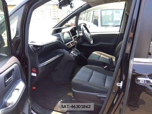 Toyota VOXY 2017-05 8330013-2