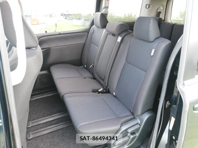 Toyota VOXY 2017-03 8330312-11