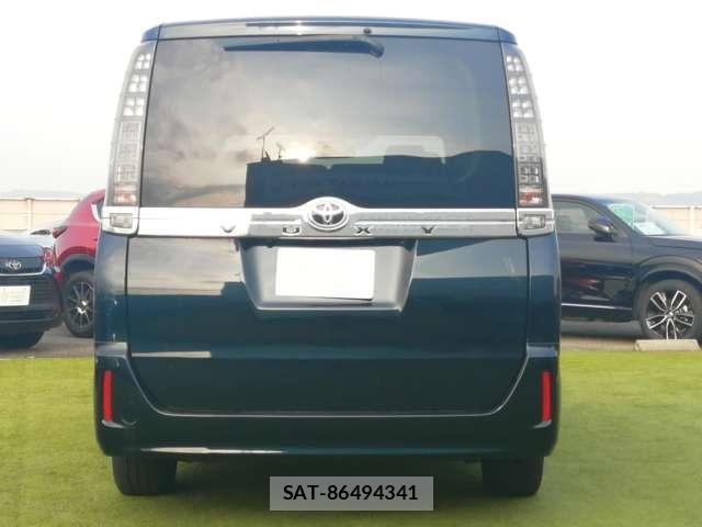 Toyota VOXY 2017-03 8330312-19