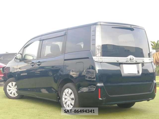 Toyota VOXY 2017-03 8330312-3