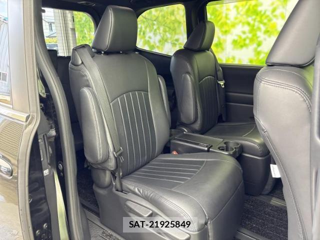 Toyota VOXY 2023-03 8330394-4