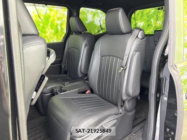 Toyota VOXY 2023-03 8330394-7