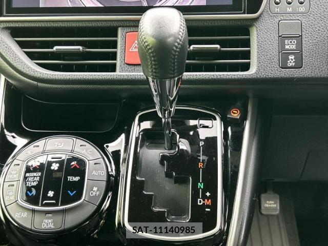 Toyota VOXY 2019-11 8330465-16
