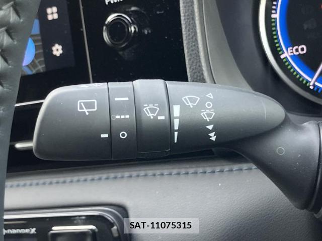 Toyota VOXY 2025-11 8330490-17