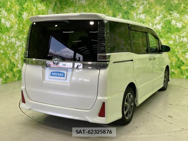 Toyota VOXY 2021-05 8330563-2