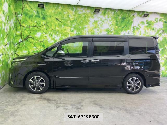 Toyota VOXY 2018-03 8330660-1