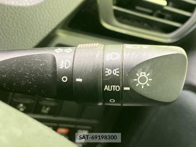 Toyota VOXY 2018-03 8330660-15