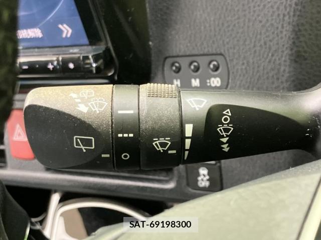 Toyota VOXY 2018-03 8330660-16