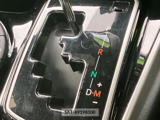 Toyota VOXY 2018-03 8330660-17