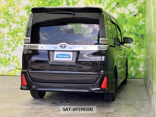 Toyota VOXY 2018-03 8330660-2