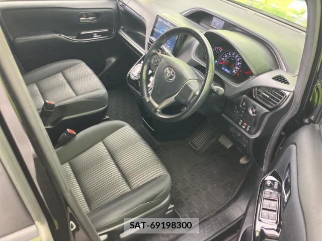 Toyota VOXY 2018-03 8330660-3
