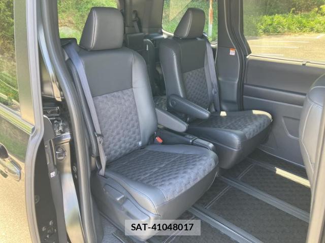 Toyota VOXY 2024-10 8330663-4