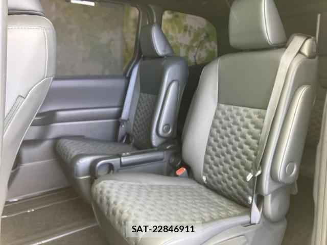Toyota VOXY 2024-10 8330669-7