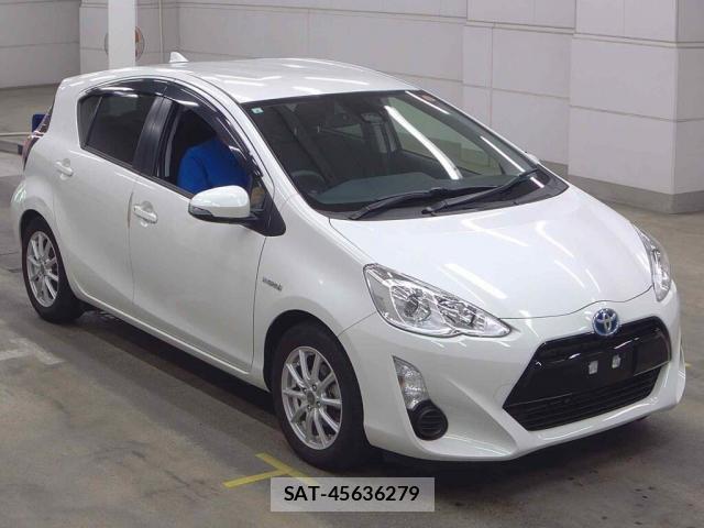 Toyota AQUA 2017-04 8343008-0