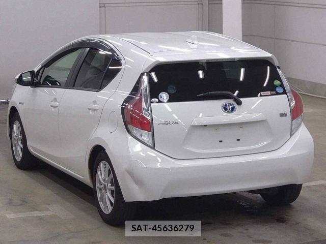 Toyota AQUA 2017-04 8343008-1