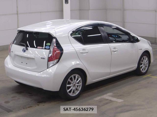 Toyota AQUA 2017-04 8343008-5
