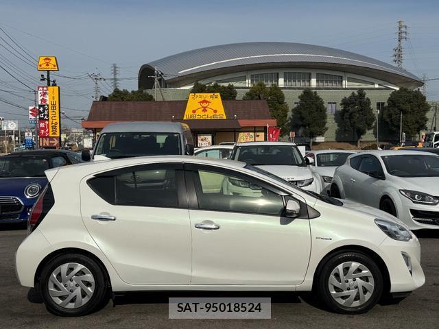 Toyota AQUA 2017-01 8343536-11