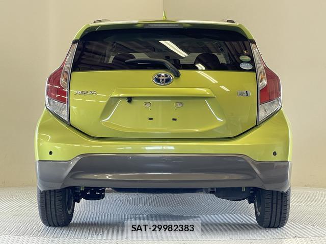 Toyota AQUA 2015-03 8344121-17