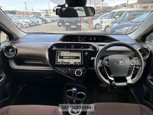Toyota AQUA 2017-06 8344210-1