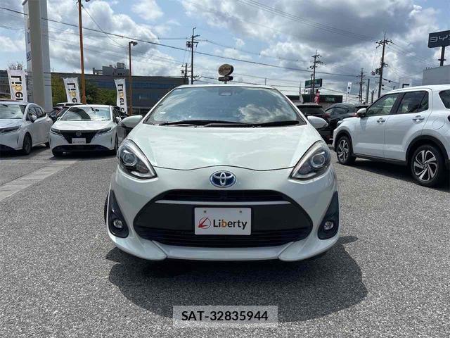 Toyota AQUA 2017-06 8344210-11