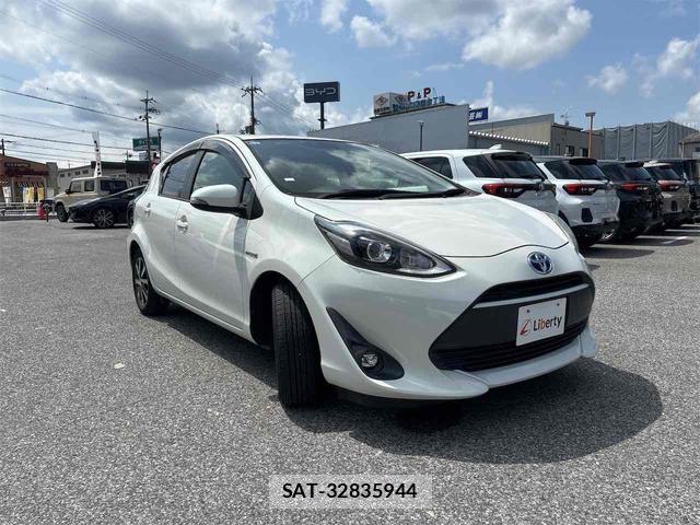 Toyota AQUA 2017-06 8344210-12