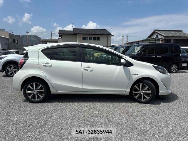 Toyota AQUA 2017-06 8344210-13