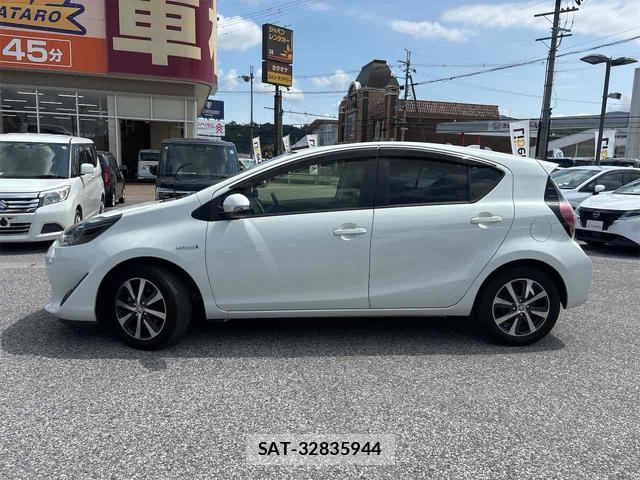 Toyota AQUA 2017-06 8344210-14
