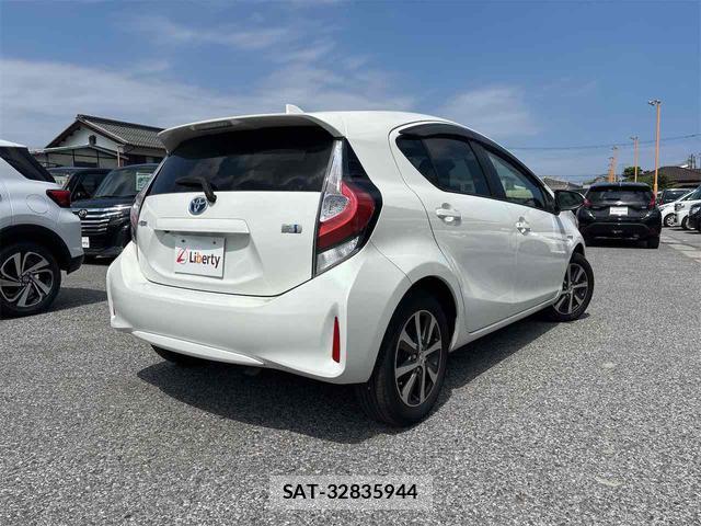 Toyota AQUA 2017-06 8344210-15