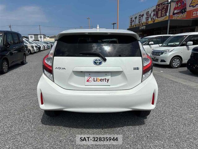 Toyota AQUA 2017-06 8344210-16