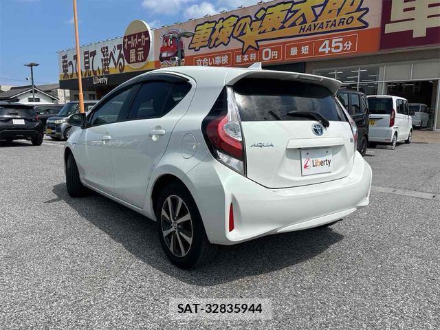 Toyota AQUA 2017-06 8344210-17