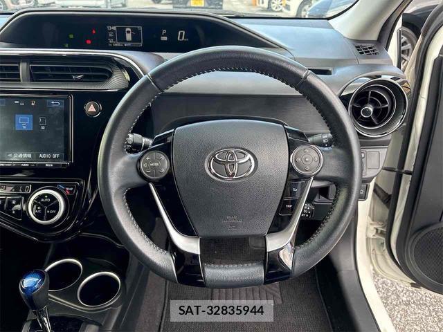 Toyota AQUA 2017-06 8344210-2