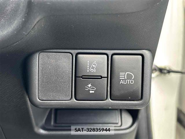 Toyota AQUA 2017-06 8344210-9