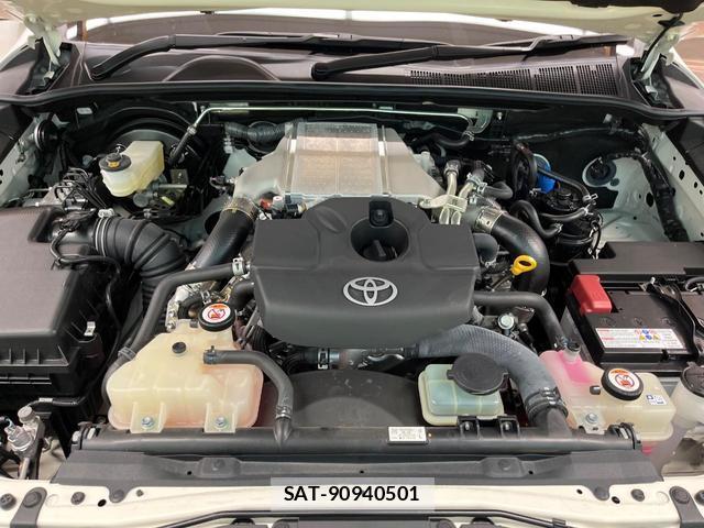 Toyota HILUX 2023-04 8343900-16