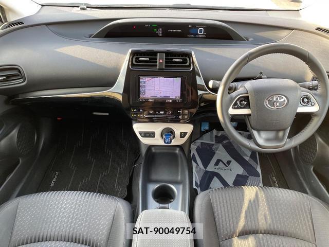 Toyota PRIUS 2017-06 8342127-1