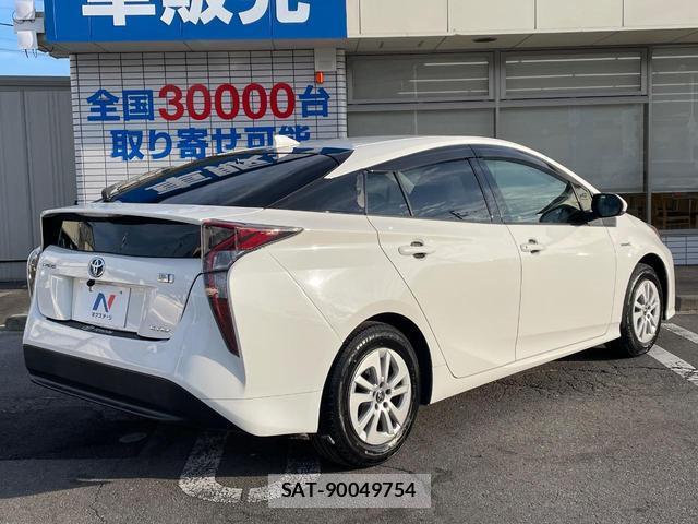 Toyota PRIUS 2017-06 8342127-16