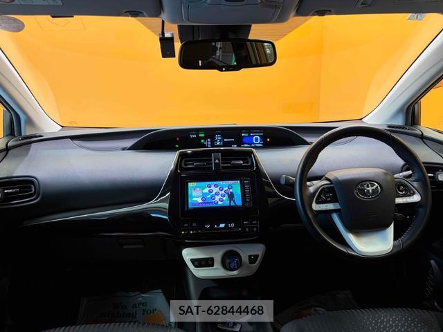 Toyota PRIUS 2017-02 8342894-1