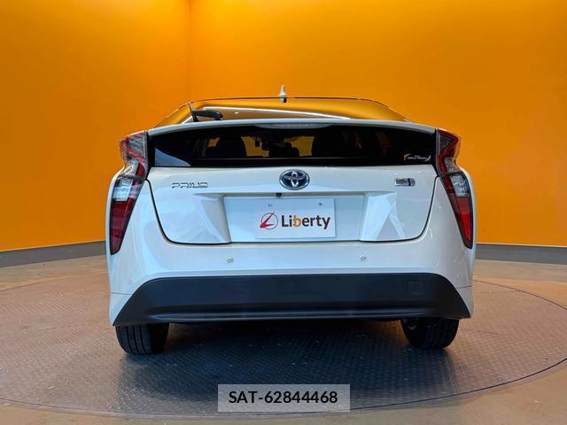 Toyota PRIUS 2017-02 8342894-16