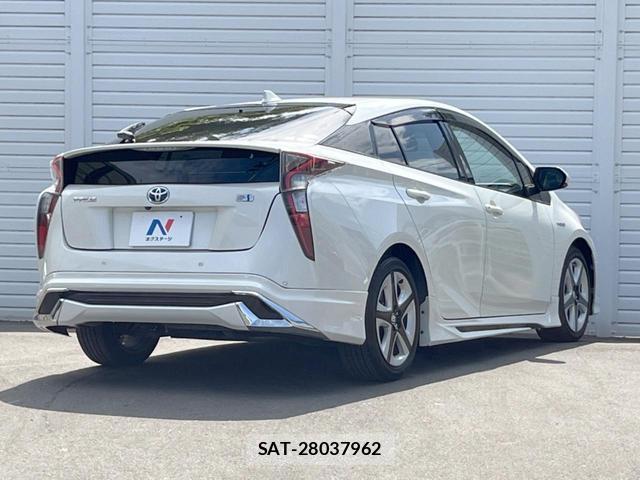 Toyota PRIUS 2016-03 8343481-17