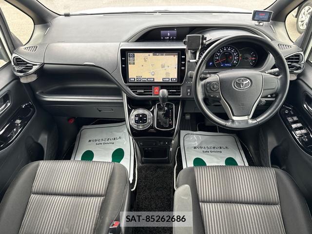 Toyota VOXY 2018-01 8342251-1