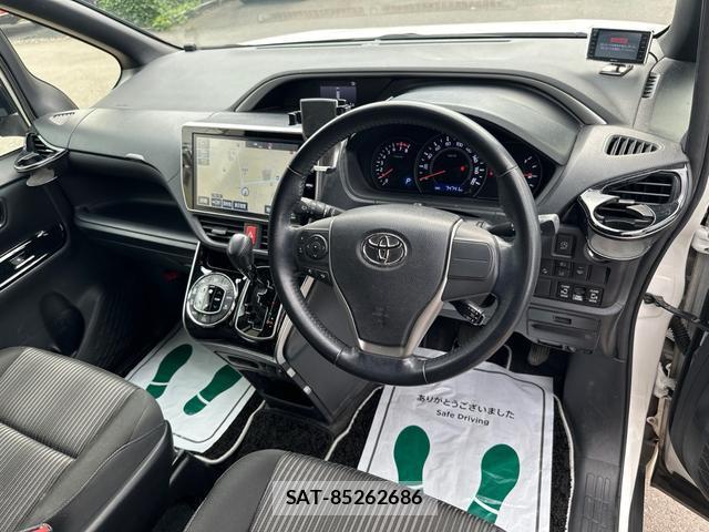 Toyota VOXY 2018-01 8342251-12