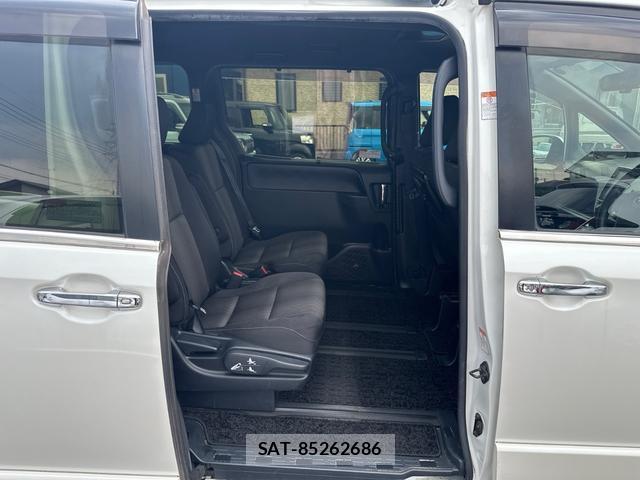 Toyota VOXY 2018-01 8342251-13